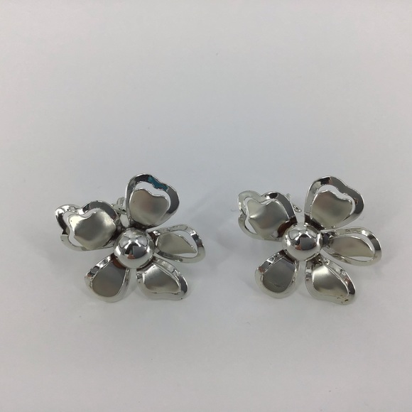 Vintage Flower Brooch and Clip-On Earring Set - Picture 13 of 16